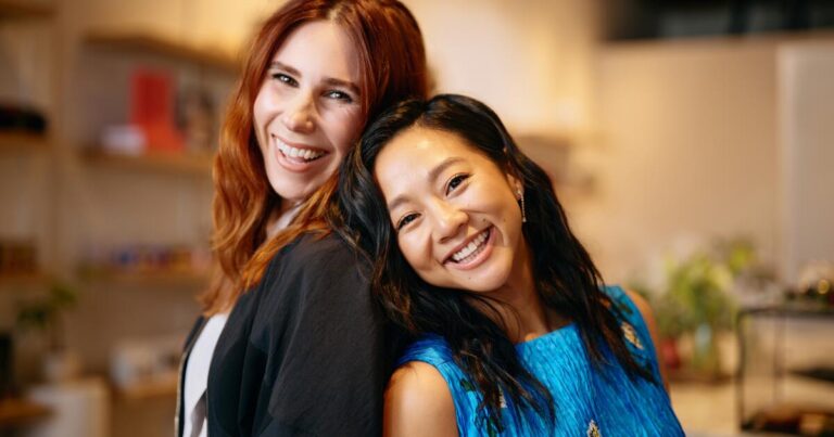 urlhttps3A2F2Fcalifornia times brightspot.s3.amazonaws.com2Fa52Fb12F121500ef4d30896ad4d37043e3032F1486096 et stephanie hsu and zosia mamet mju 061