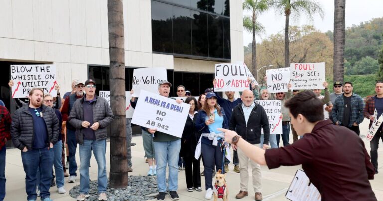 urlhttps3A2F2Fcalifornia times brightspot.s3.amazonaws.com2F5b2F402F5406caf5416dbaaa1fdb9420bb912F1503551 me rooftop solar owners protest 03 ajs