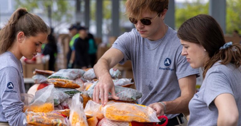urlhttps3A2F2Fcalifornia times brightspot.s3.amazonaws.com2Fc02F502Fa71e059e40fa89251008b3f8911e2F1376798 me 1118 thanksgiving food distribution 003 ik