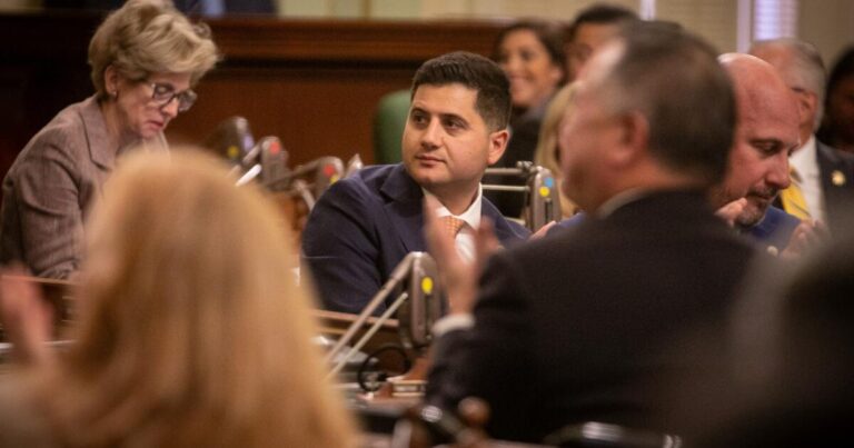 urlhttps3A2F2Fcalifornia times brightspot.s3.amazonaws.com2Ffb2F592F37c352b64674b111b2584b9640902F1271417 me ca state lawmakers 015