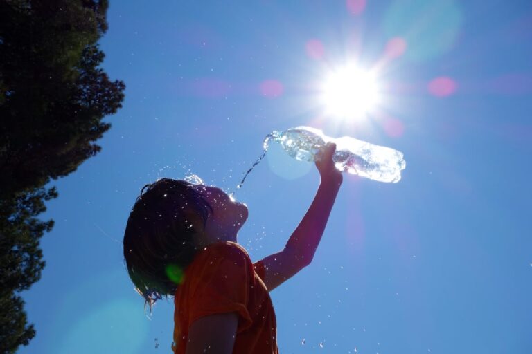 Child heat w waterbottle