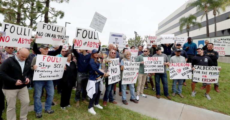 urlhttps3A2F2Fcalifornia times brightspot.s3.amazonaws.com2F342F812F33b97b3c442087f519df404642d22F1503551 me rooftop solar owners protest 01 ajs
